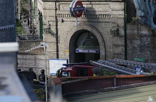 Rettungskräfte im Einsatz an der U-Bahn-Haltestelle Parsons Green, wo es eine Explosion gegeben hat. Foto: AFP