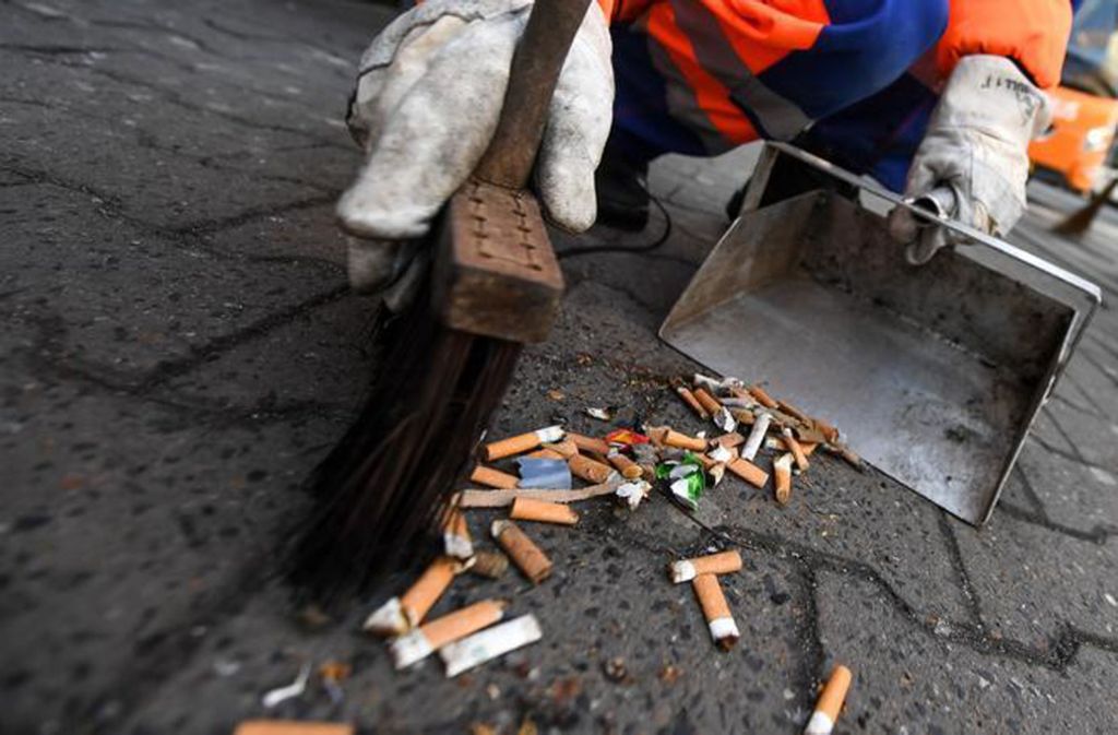 Weltweit werden 5,6 Billionen Zigaretten jährlich geraucht und rund 4,5 Billionen davon unsachgemäß entsorgt. Das summiert sich zu einem gigantischen Müllberg von mehr als  750 000 Tonnen Gewicht. Foto: picture-alliance/dpa