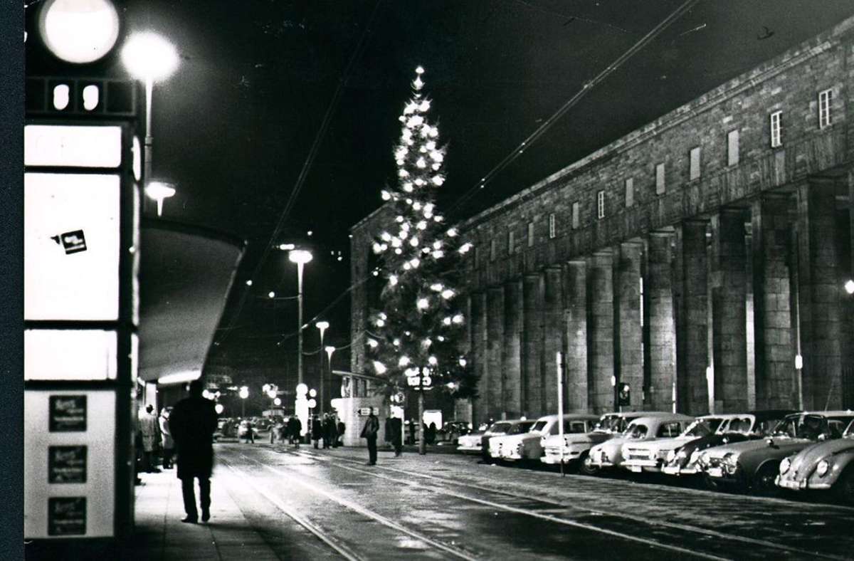 Weihnachtsbaum vor dem Hauptbahnhof im Jahr 1966.