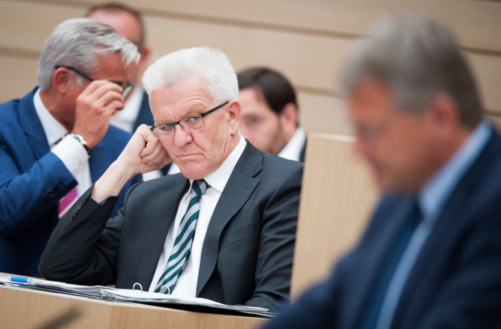 Bekam nicht nur Schmeichelhaftes zu hören: Ministerpräsident Winfried Kretschmann (Mitte) während der Landtagsdebatte zu seiner Regierungserklärung. Foto: dpa