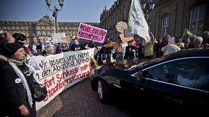 Gegner von Stuttgart 21 demonstrieren vor dem Neuen Schloss, in dem der Lenkungskreis tagt. Foto: Piechowski