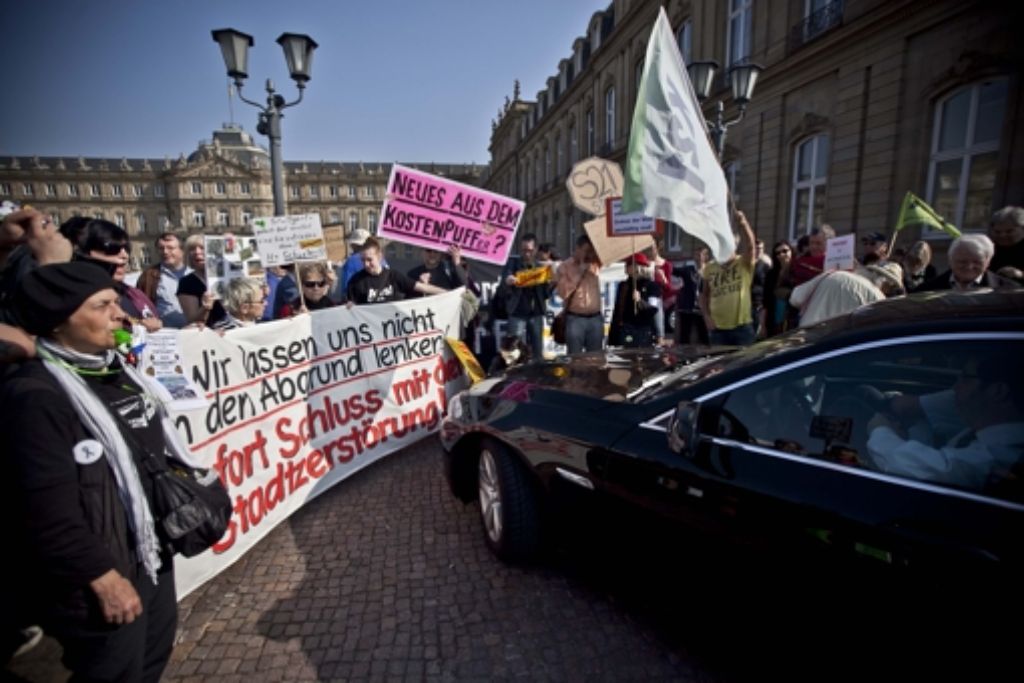 Gegner von Stuttgart 21 demonstrieren vor dem Neuen Schloss, in dem der Lenkungskreis tagt. Foto: Piechowski