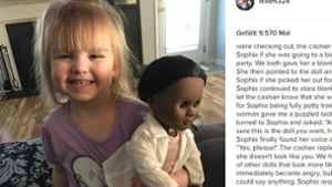 Der kleinen Sophia ist die Hautfarbe ihrer Puppe egal. Sehr zur Verwunderung der Kassiererin. Foto: Screenshot Instagram/@leilani324