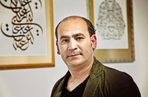 „Kalligrafie ist wie Mathematik“  – und doch viel schöner: der Künstler  Imad Alkhaldi vor seinen Werken im Kornhaus Foto: Ines Rudel