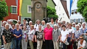 Das Foto zeigt die Gruppe vor dem Denkmal zu Ehren des weltberühmten Namensgebers der Stadt: Wolfram von Eschenbach. Foto: Landfrauen