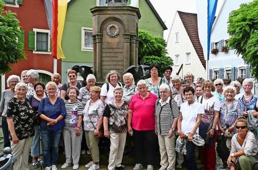 Das Foto zeigt die Gruppe vor dem Denkmal zu Ehren des weltberühmten Namensgebers der Stadt: Wolfram von Eschenbach. Foto: Landfrauen