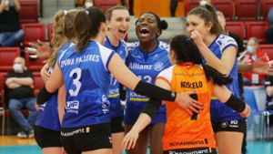 Pure Freude bei den Stuttgarter Volleyballerinnen nach dem 3:0-Sieg über den SSC Schwerin Foto: Baumann