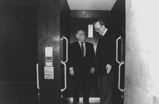 OB Manfred Rommel mit Norbert Blüm in den 1970ern im Rathaus-Paternoster – eine kleine Hommage an den Paternoster in unserer Bildergalerie. Foto: Hüdig