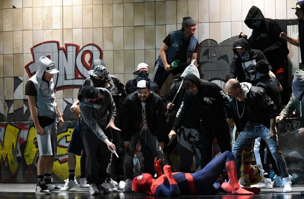 Don Quichotte als Spiderman mit den bösen Räubern Foto: Bregenzer Festspiele