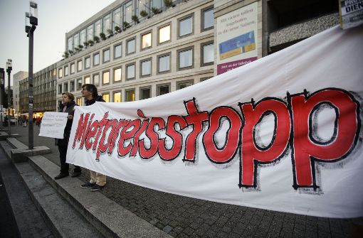 Demonstranten protestieren vor dem Rathaus gegen steigende Mieten Foto: Lichtgut/Leif Piechowski