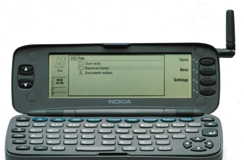 1996 brachte Nokia den „Nokia 9000 Communicator“ auf den Markt. Als eine der wichtigsten Funktionen wurde angepriesen, dass das aufklappbare Gerät auch Faxe senden und empfangen konnte. Foto: Nokia