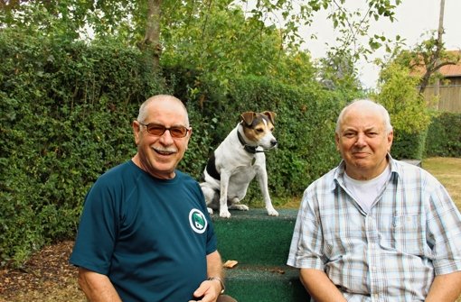 Hund und Mensch einträchtig nebeneinander: Dieter Kupsch (rechts), Ludwig Bell und sein Jack-Russel-Terrier Felix. Foto: Bernd Zeyer