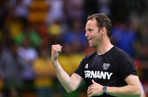 Dagur Sigurdsson, Trainer der deutschen Handballer, freut sich über den Gewinn der Bronzemedaille. Foto: dpa