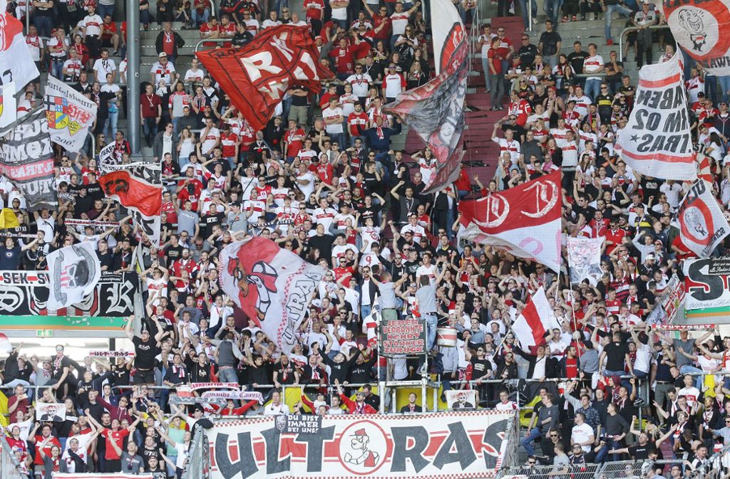 Mehr als 5000 VfB-Fans haben ihre Mannschaft nach Augsburg begleitet, um sie in diesem Schlüsselspiel zu unterstützen.