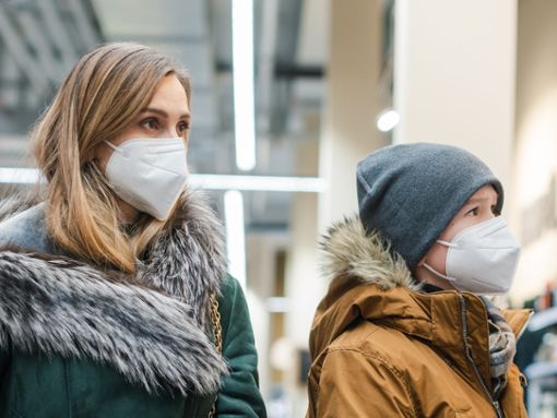 Die Münchner Kliniken raten von O bis O zum Tragen einer Maske in geschlossenen, öffentlichen Räumen. Foto: 2021 Kzenon/Shutterstock