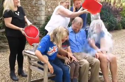 Stephen Hawkings Kinder übernahmen die Ice Bucket Challenge für den an ALS erkrankten Physiker. Foto: Youtube-Kanal ALS Ice Bucket Challenge