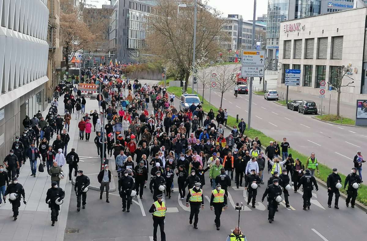 Rund 15.000 Menschen demonstrierten am Samstag in Stuttgart gegen die Coronamaßnahmen. (Archivbild) Foto: Andreas Rosar