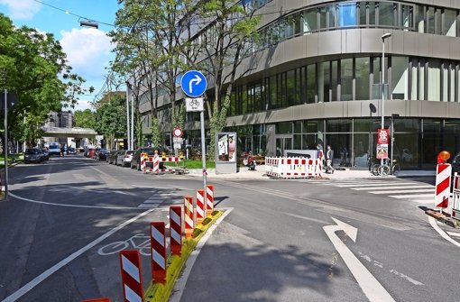 Bislang dürfen Autofahrer auf der Tübinger Straße aus Richtung Marienplatz hier noch rechts in die Feinstraße abbiegen. Doch bald wird die Durchfahrt gesperrt.    Dann ist es nur noch Radlern gestattet, weiterzufahren. Foto: Nina Ayerle