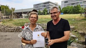 Bezirksvorsteher Bernd-Marcel Löffler überreichte Ursula Schwarz kürzlich auf dem Stadtteilbauernhof die Ehrenmünze. Foto: Radoja