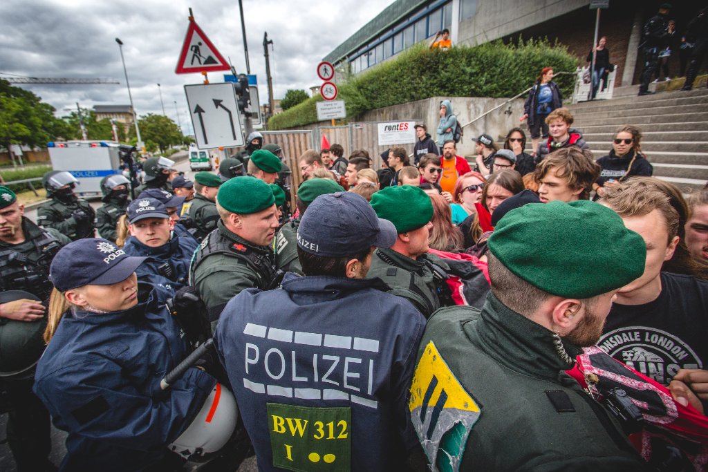 Am Rande der Demo für alle gegen den grün-roten Bildungsplan ist es in Stuttgart zu Rangeleien gekommen. Alles in allem verliefen die Demonstration und die Gegendemonstration allerdings recht friedlich.