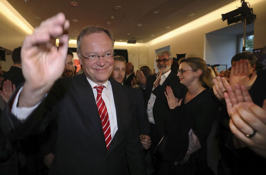 Niedersachsens SPD-Spitzenkandidat Stephan Weil freute sich über die ersten Prognosem am Sonntgag.
