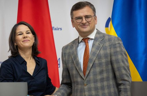 Die Außenminister Deutschlands, Annalena Baerbock, und der Ukraine, Dmytro Kuleba, in Kiew. Foto: AFP/Efrem Lukatsky