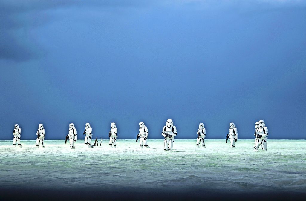 Stormtroopers aus der aktuellen „Star Wars“-Folge „Rogue One“:   hungrige Sternenkrieger auf dem Weg in die  Todesstern-Kantine.