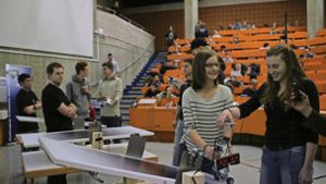 Zwei Studentinnen aus dem Team Do Fancy Stuff   bringen ihren Roboter auf der Wippe in Stellung.Foto:Universität Stuttgart Foto:  