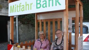 Länger als zehn Minuten warte man hier eigentlich nie, sagen diese beiden Damen über die Mitnahmebank an der Schwarzwaldstraße in Kaltental. Foto: Christoph Kutzer