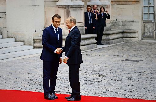 Emmanuel Macron begrüßt Wladimir Putin in Versailles. Foto: AFP
