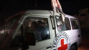 Krieg im Nahen Osten: Hamas übergibt weitere Gaza-Geiseln an Rotes Kreuz