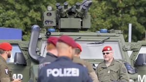 Grenzschutzübung in Österreich: Heer und Polizei simulieren einen Massen-Ansturm von Flüchtlingen Foto: dpa