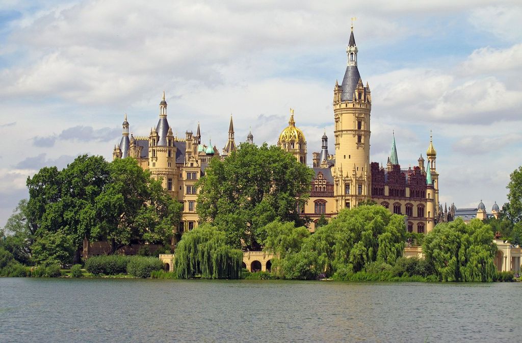 Das Highlight auf einer Radtour am Schweriner See: das Schweriner Schloss  Foto: Pixabay