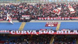 Fans des AC Mailand. Der Fußballclub wird seinen Besitzer wechseln. (Archivfoto) Foto: dpa