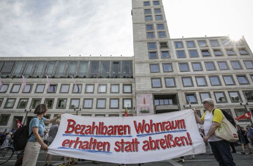 Die steigenden Wohnkosten – hier eine Demo vor dem Stuttgarter Rathaus – in der Großstadt belasten auch die Beschäftigten der Stadtverwaltung. Foto: Lichtgut/Leif Piechowski