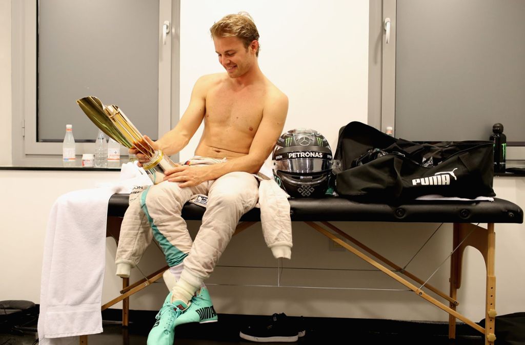 Mann, ist das schön! Endlich Weltmeister! Nico Rosberg genießt den Moment in vollen Zügen.