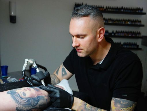 Gabor Horvath bei der Arbeit. Vor fünf Jahren gab es in der   Carl-Benz-Arena eine eigene Tattoo-Messe. Foto: Gabor Horvath