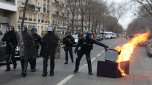 In Paris blockieren Schüler insgesamt 16 Schulen mit brennenden Containern. Foto: AFP