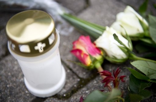 Trauer um die zwei toten Mädchen in Köngen – am Landgericht läuft der Prozess gegen die Mutter Foto: dpa