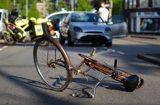 Eine 52-jährige Frau ist nach einem Überholmanöver eines Autofahrers im Stuttgarter Osten mit ihrem Rad gestürzt. Die Polizei sucht Zeugen zu dem Vorfall. SYMBOLFOTO Foto: Shutterstock/Wessel du Plooy