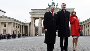 Zu Besuch im unwirtlichen Berlin: König Felipe (Mitte) und Königin Letizia von Spanien mit Berlins Regierendem Bürgermeister Klaus Wowereit. Foto: dpa