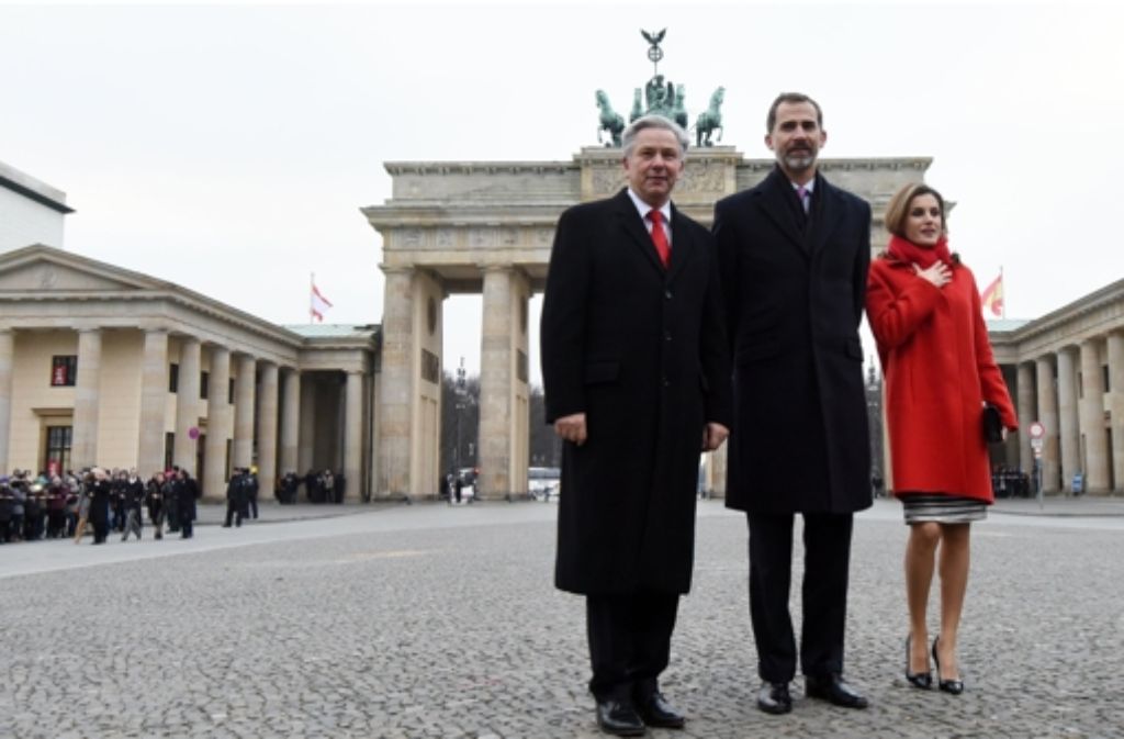 Zu Besuch im unwirtlichen Berlin: König Felipe (Mitte) und Königin Letizia von Spanien mit Berlins Regierendem Bürgermeister Klaus Wowereit. Foto: dpa