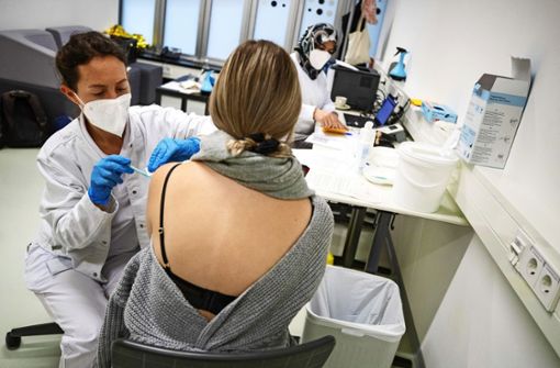 Diese junge Frau hat sich impfen lassen – andere haben Vorbehalte. Foto: Lichtgut/Schmidt