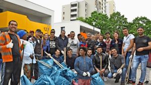 Aktion sauberes Neugereut: Diese Asylbewerber und ihre Betreuer haben den Stadtteil von Abfall und Dreck befreit. Foto: Georg Linsenmann