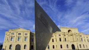 Ein neuer Keil fährt unvermittelt durch das ansonsten sorgsam restaurierte Gebäude – Daniel Libeskind setzt auch in Dresden auf eine symbolische Bildsprache. Foto: dapd