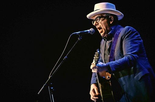 Elvis Costello beim Konzert am 14. Oktober in Stuttgart Foto: Steffen Schmid