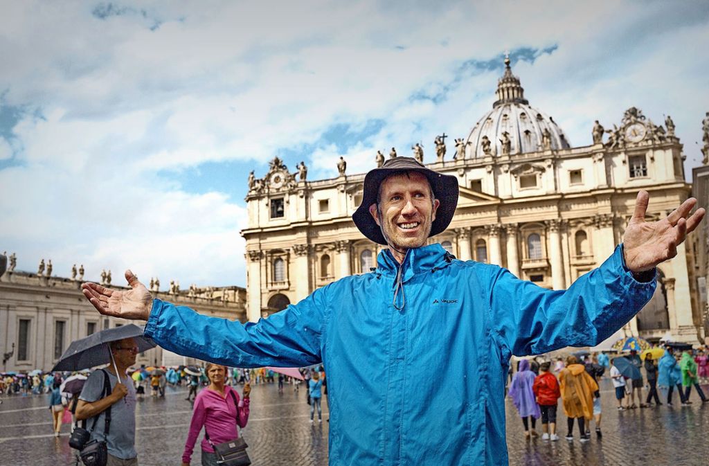 Am Ziel: Andreas Bührer am 19. August 2015 auf dem Petersplatz in Rom. Der Regen, der bei der Ankunft auf ihn einprasselt, erweist sich als Segen –  im Nachhinein. Foto: Michael Jooss