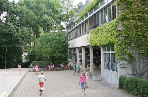Bäume müssen gefällt werden, weil bei der Birkacher Grundschule der Platz fehlt. Foto: Simone Bürkle