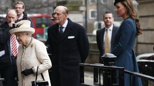 Ihre Magen-Darm-Infektion hat Queen Elizabeth II. ein für alle Mal überwundern. Zusammen mit ihrem Mann und Herzogin Kate besuchte sie Londons Tube. Foto: AP/dpa