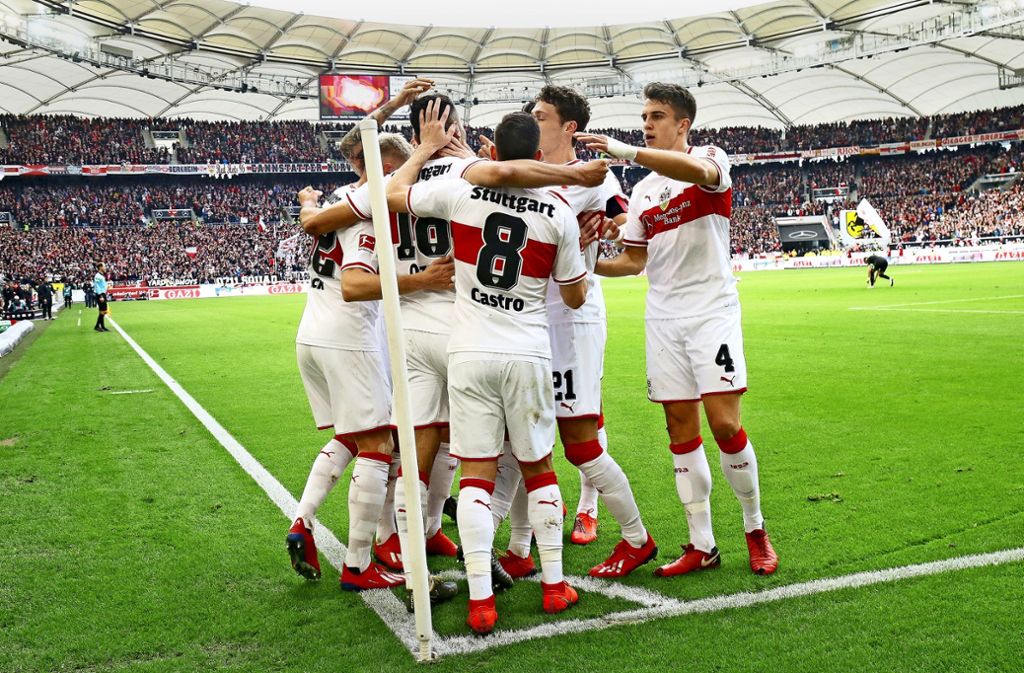 Jubel an der Eckfahne –  den sehr gelungenen Fußballnachmittag gegen  Hannover 96  haben die   VfB-Spieler   richtig genossen.